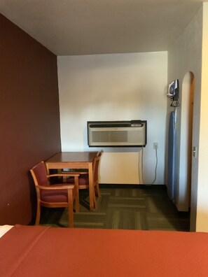 Hochwertige Bettwaren, Schreibtisch, Bügeleisen/Bügelbrett