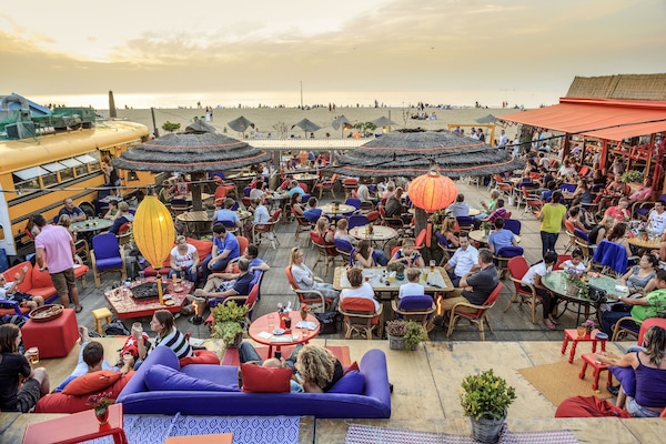 Beach nearby, 20 beach bars