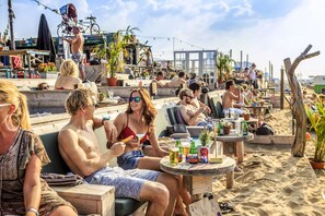 Beach nearby, 20 beach bars - La Paulowna Boutique Hotel (The Hague)
