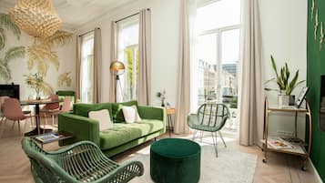 Habitación Royal, varias camas | Zona de estar | Televisión de pantalla plana de 32 pulgadas con canales por cable