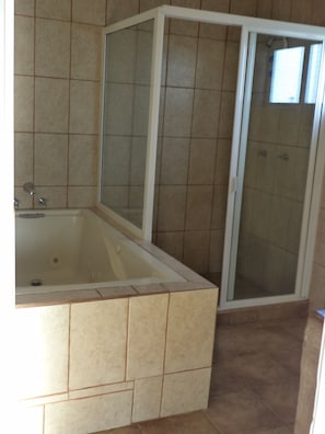 Chalet rustique Supérieur | Salle de bain | Séchoir à cheveux, serviettes fournies