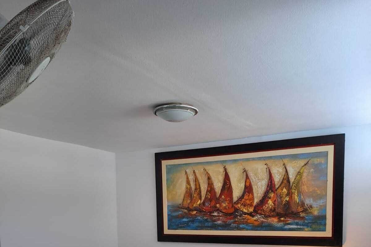 Tabla de planchar con plancha, wifi gratis y ropa de cama