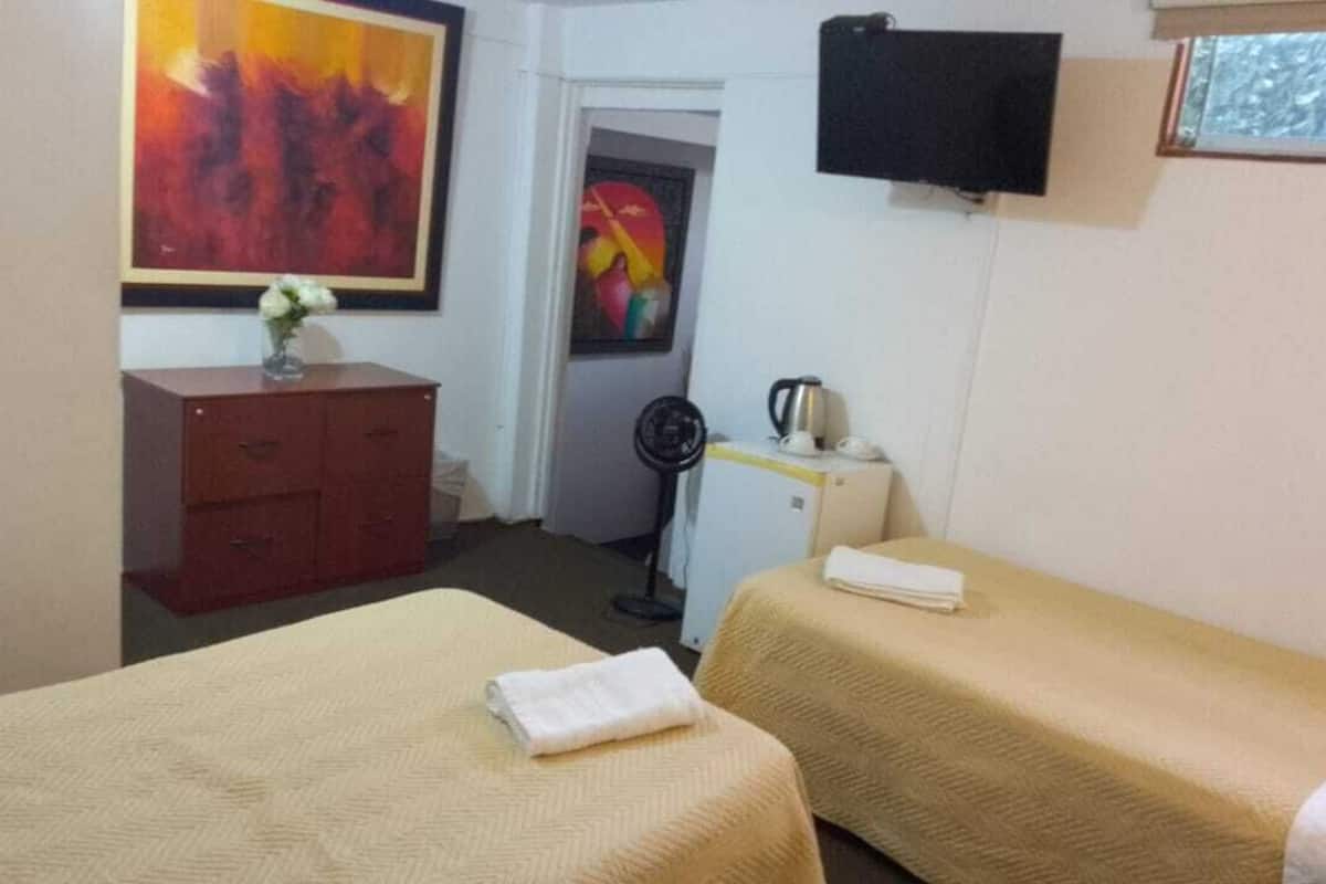 Tabla de planchar con plancha, wifi gratis y ropa de cama