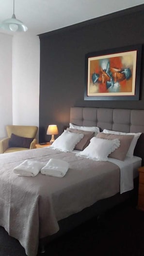 Tabla de planchar con plancha, wifi gratis y ropa de cama 