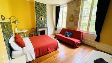 Chambre Familiale Lys | Individuell inredning, skrivbord och mörklÀggningsgardiner