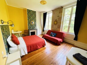Chambre Familiale Lys | ห้องพักตกแต่งอย่างมีเอกลักษณ์, โต๊ะทำงาน, ผ้าม่านกันแสง