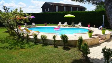 Piscina stagionale all'aperto, ombrelloni da piscina, lettini
