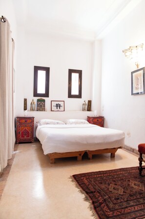 Ylelliset vuodevaatteet, minibaari, tallelokero huoneessa, lisävuoteet