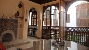 المنشأة من الداخل