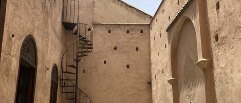 Piscine couverte, piscine extérieure (ouverte en saison)