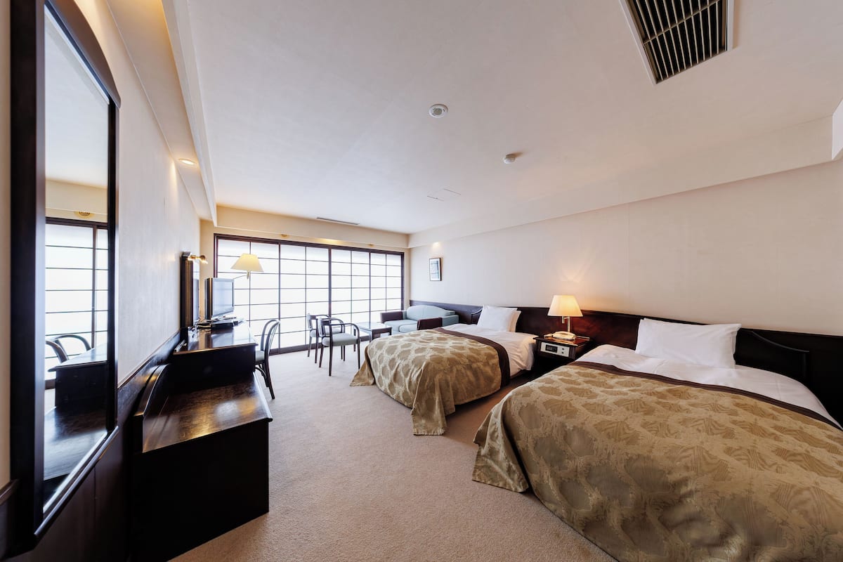 1 bedroom, down duvets, desk, soundproofing
