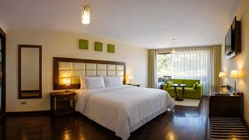 Ropa de cama de alta calidad, cubrecamas y minibar