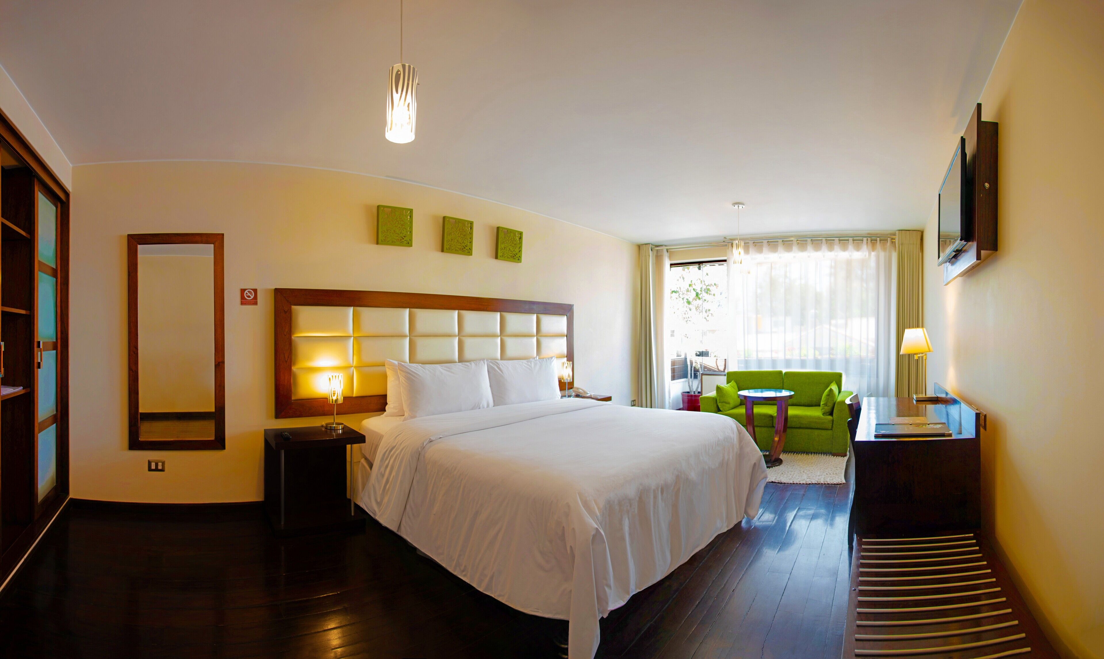 Ropa de cama de alta calidad, cubrecamas y minibar 