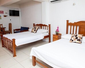 Studio Tradisional, 2 Tempat Tidur Double, Bebas Asap Rokok, AC | Seprai premium dan didekorasi berbeda-beda