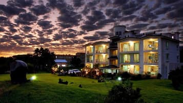 Fachada de la propiedad por la tarde o noche