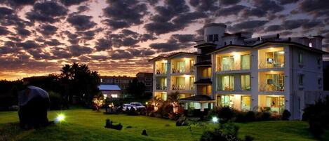 Fassade der Unterkunft – Abend/Nacht