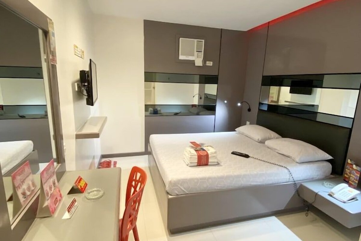 In-room safe, desk, WiFi (free)