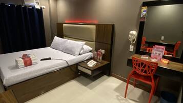 Executive-rum - 1 queensize-säng | Vardagsrum | Platt-tv