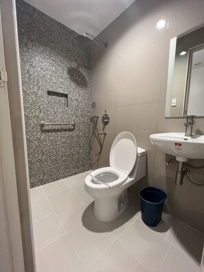Executive-Zimmer, 1 Queen-Bett | Badezimmer | Dusche, kostenlose Toilettenartikel, Haartrockner, Handtücher