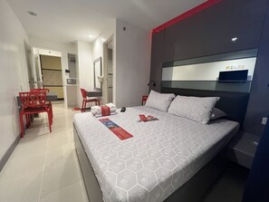 Executive Room, 1 Queen Bed | In-room safe, desk, free WiFi - Hotel Sogo North Edsa (Quezon City)