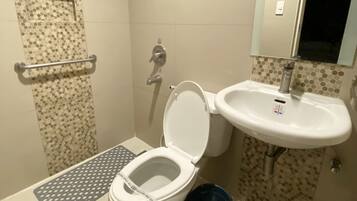 Deluxe-rum | Badrum | Dusch, gratis toalettartiklar, hårtork och handdukar