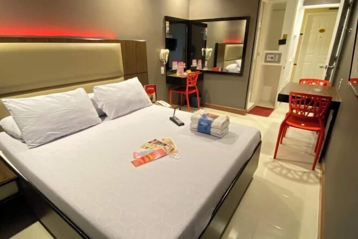 In-room safe, desk, WiFi (free)