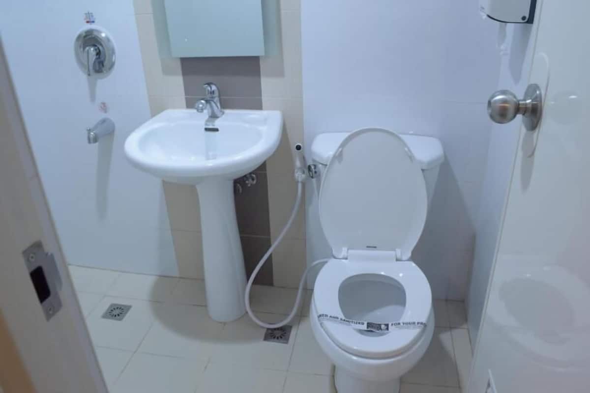 Bathroom | Shower, free toiletries, hair dryer (on request), bidet