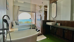 Ein Badezimmer mit Badewanne, Waschbecken und Spiegel.