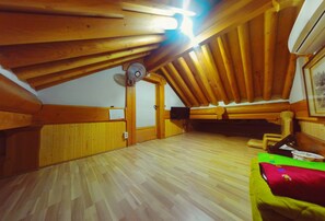 Premium bedding, individually decorated, individually furnished, desk - HanokGuesthouse Jangsoo (Jeonju)