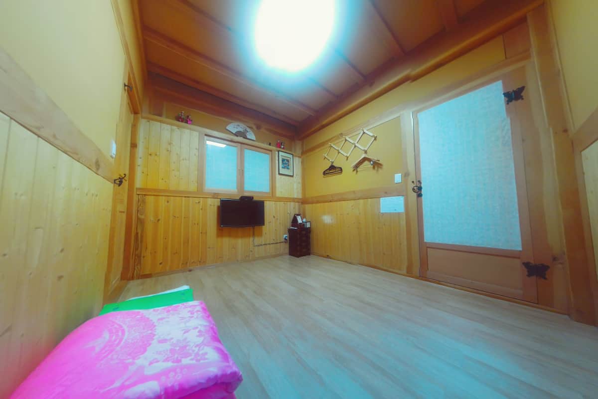 Chambre Quadruple, salle de bains privée (Free Korean Traditional Clothes Exp.) | Literie de qualité supérieure, décoration personnalisée