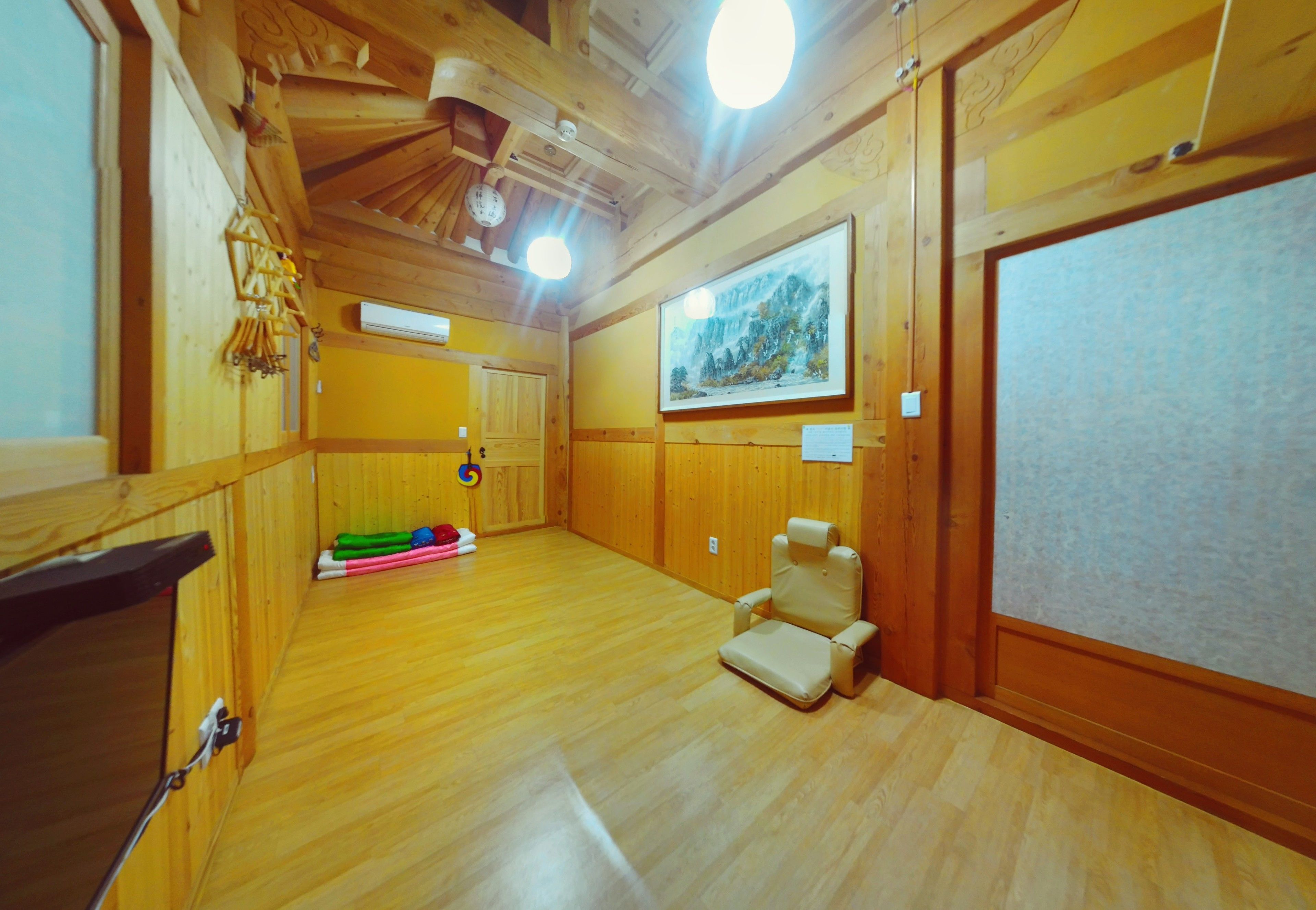 Deluxe Room (Free Korean Traditional Clothes Exp.) | Premium bedding, individually decorated, individually furnished, desk