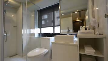 Quarto casal standard | Banheiro | Chuveiro, produtos de toalete grátis, secador de cabelo, chinelos