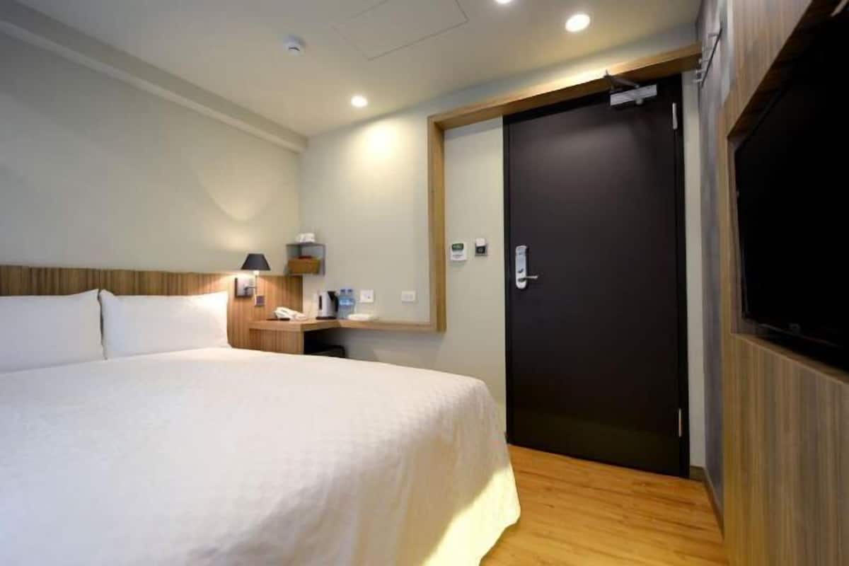 Iron/ironing board, free WiFi