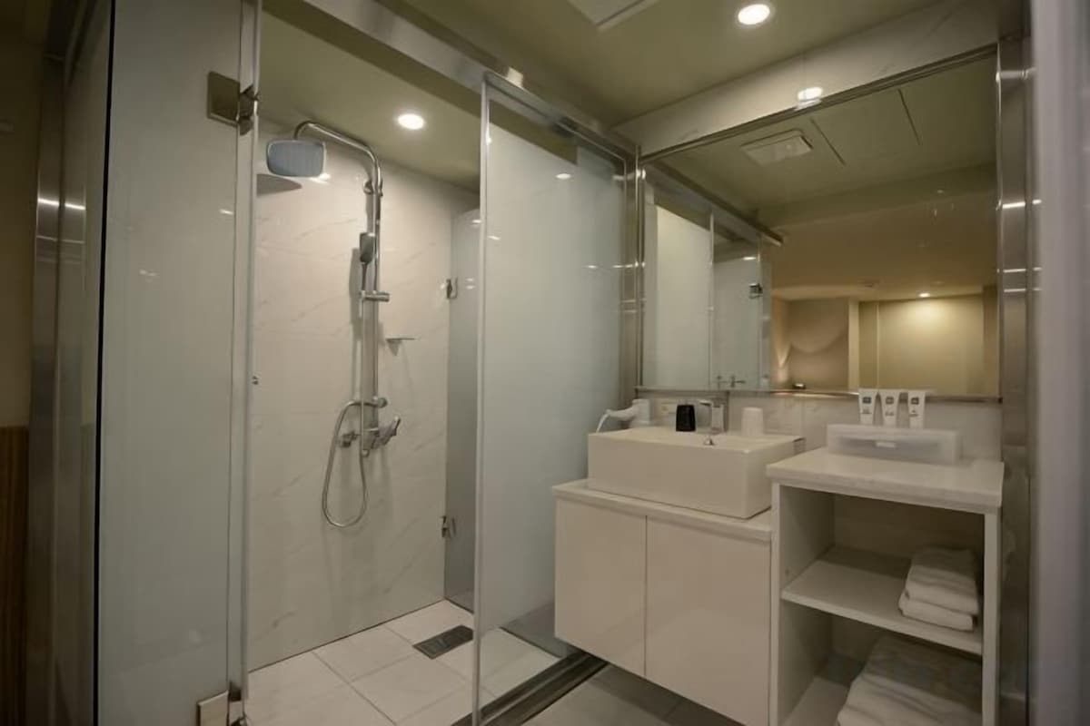Salle de bain | Douche, articles de toilette (gratuits), séchoir à cheveux, pantoufles