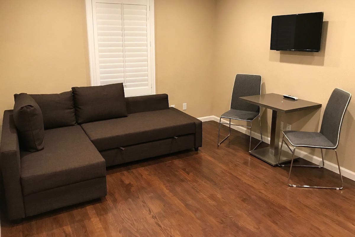 Suite | Sala de estar | Televisión de pantalla plana de 32 pulgadas con canales por cable