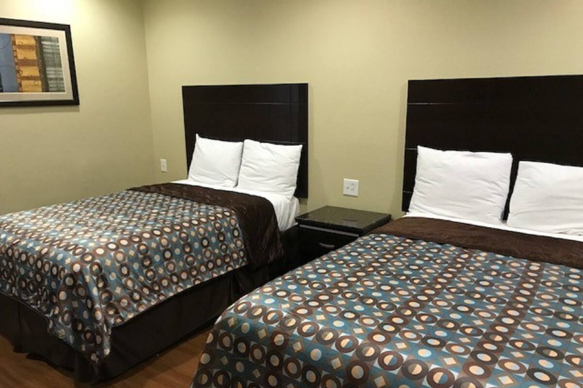 Standard Room, 2 Twin Beds | Desk, soundproofing, iron/ironing board, WiFi (free)