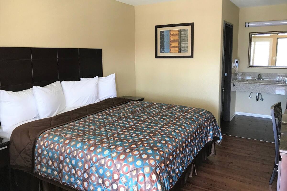 Standard Room, 1 King Bed | Desk, soundproofing, iron/ironing board, WiFi (free)