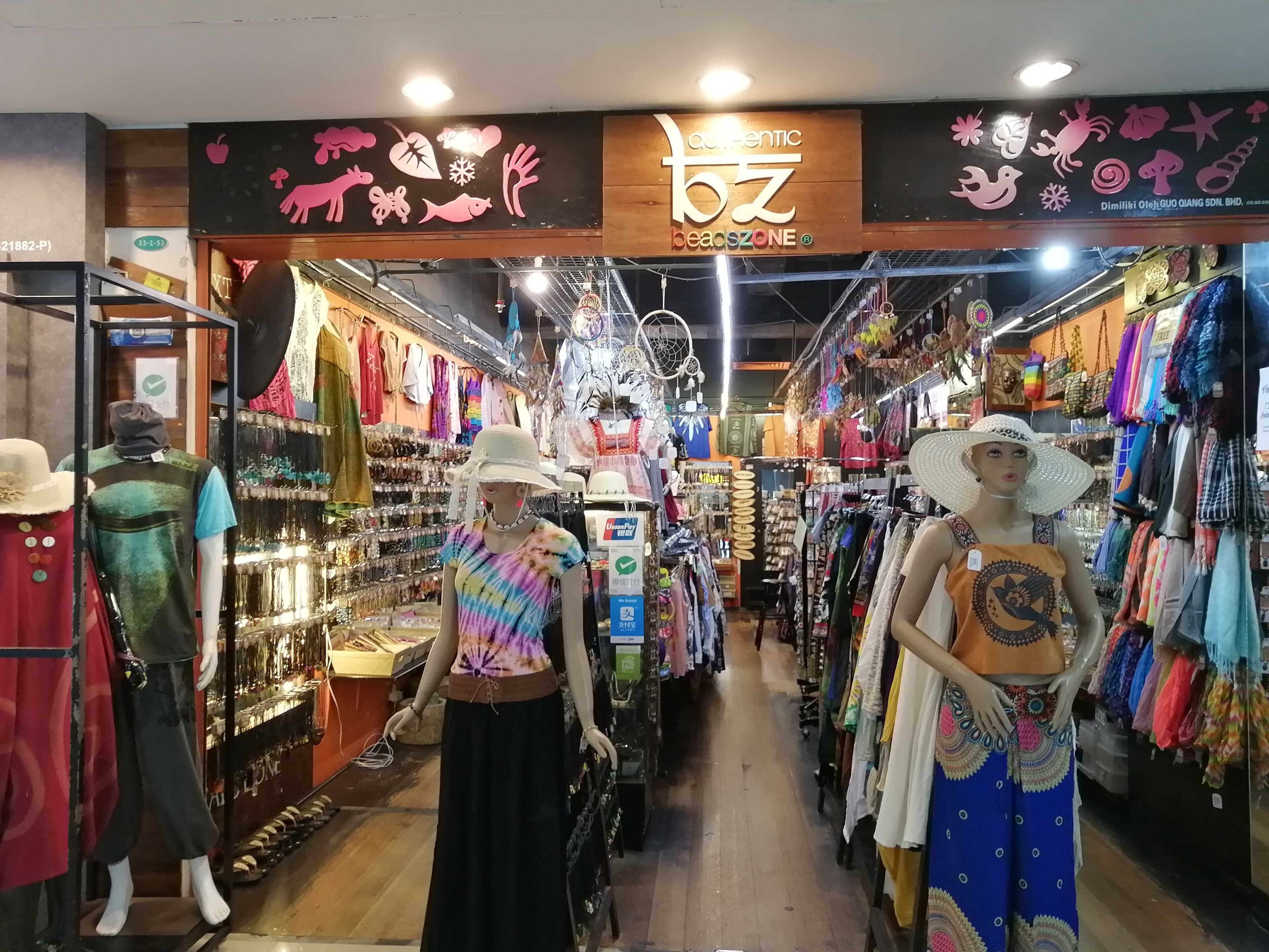Una tienda boutique con maniquíes mostrando ropa y accesorios coloridos.