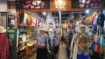 Una tienda boutique con maniquíes mostrando ropa y accesorios coloridos.