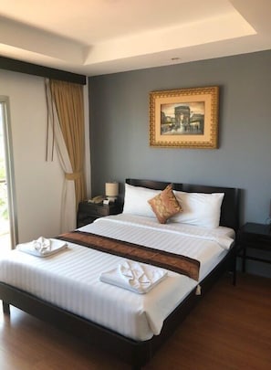 In-room safe, desk, rollaway beds, free WiFi - Aloha Residence (Karon)