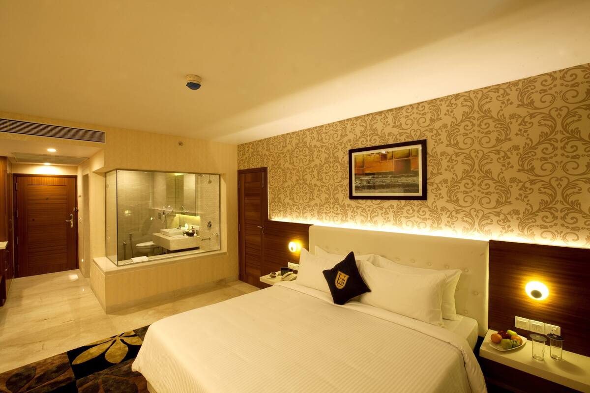 Suite | Minibar, in-room safe, desk, iron/ironing board