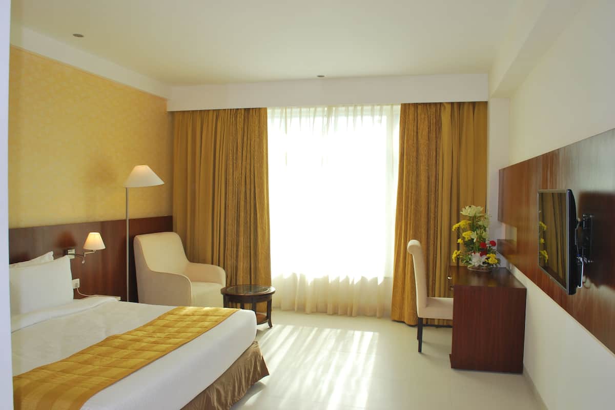Deluxe Room, 1 Double Bed | Minibar, in-room safe, desk, iron/ironing board