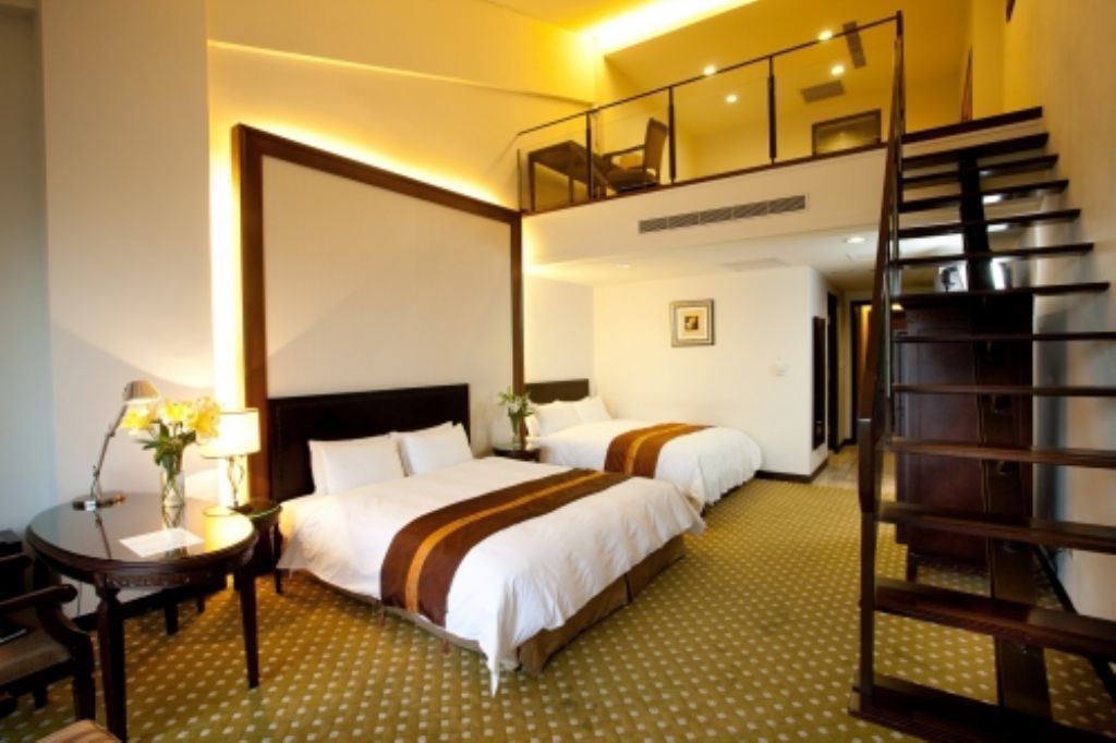 executive suite | minibar, in-room safe, desk, blackout curtains