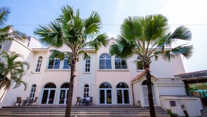A multi-story building with a symmetrical facade, arched windows, and a central entrance. - Formosa Garden Hotel (Tainan)