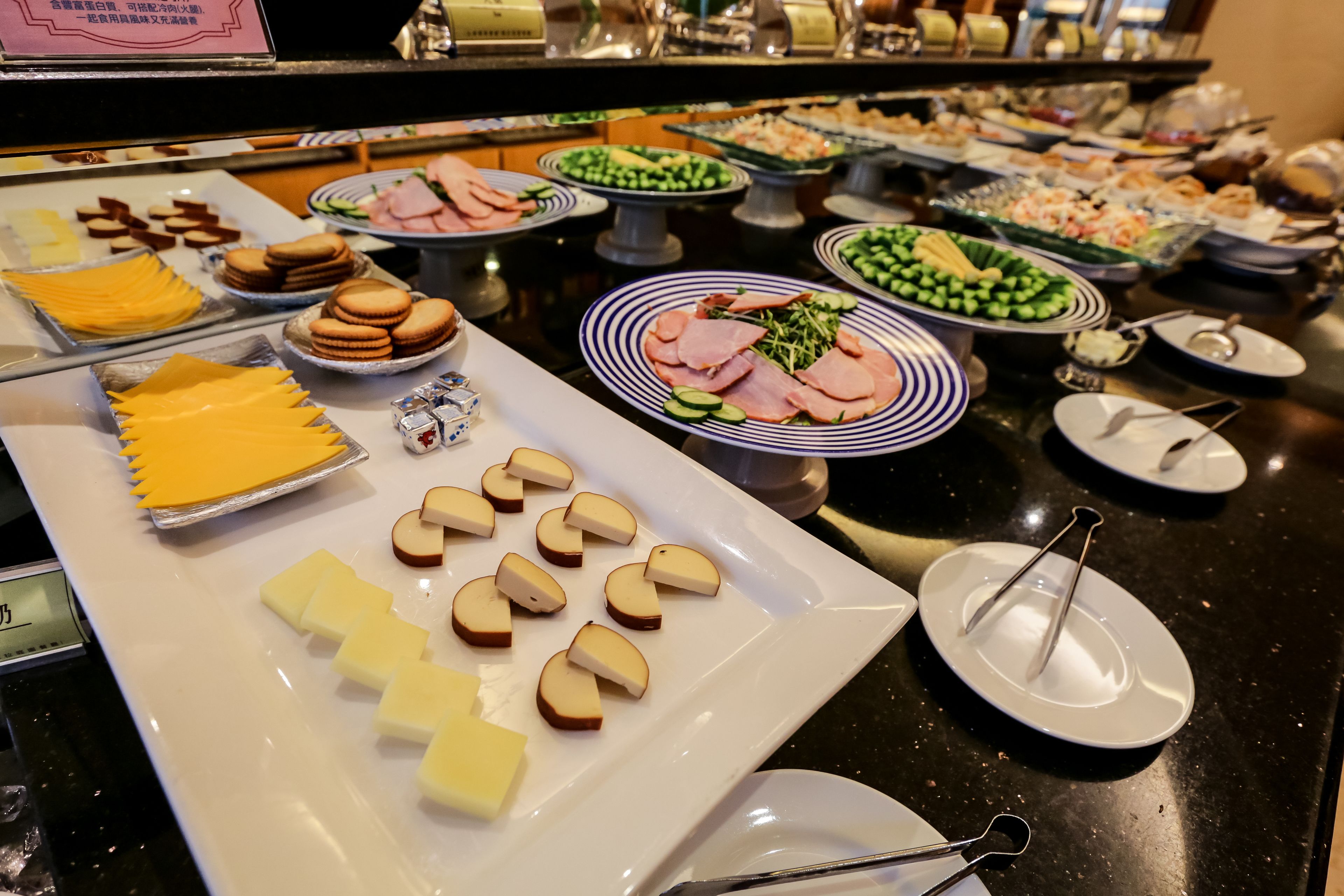 daily self-service breakfast (twd 429 per person)