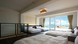 A hotel room with two beds, a balcony, and a city view. - Kenting Green Yard B&B (Hengchun)
