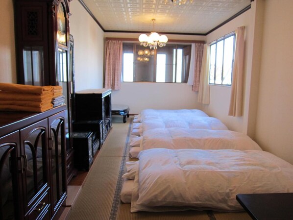 Standard Japanese-Style Family Room