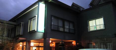 住宿正面 (夜晚)