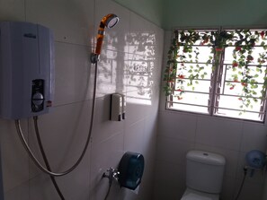 1 Bed in Shared 8-Bed Room | Bathroom | Shower - Backpackers@SG - Hostel (Singapore)