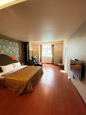 Superior Suite, Jetted Tub (Private Garage) | Desk, free WiFi